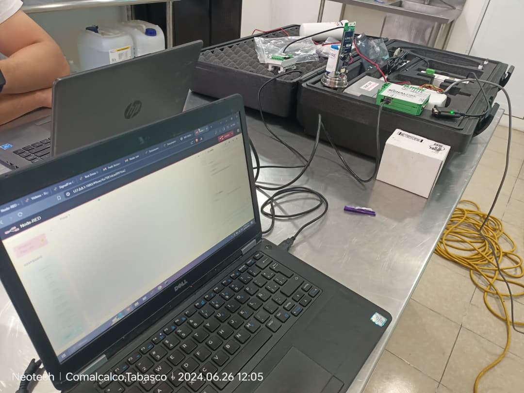 Configuración de sensores y gateways industriales en laboratorio.