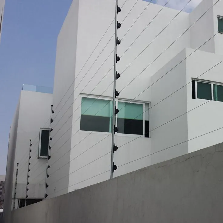Cerco eléctrico profesional instalado en empresa